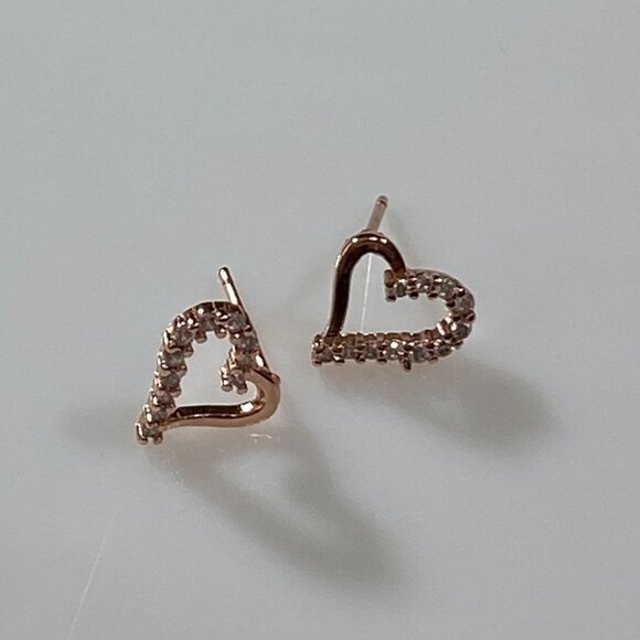 ❤️ Rose Gold and Cubic Zirconia Heart Stud Earrings - Picture 6 of 9